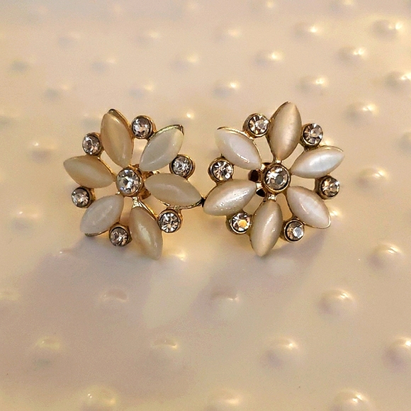 🌸🌸Flower🌸Stud🌸Earrings🌸🌸 - Picture 1 of 3
